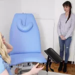 De gynaecoloog stopte een grote dildo in mijn poesje