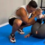 atina se folla a su profesor de yoga en el gym y él se corre en su coño