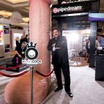 Zo ziet s werelds grootste dildo eruit foto