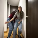 Twee vreemden spelen door elkaar onder hun broek aan te raken en over hun konten te wrijven