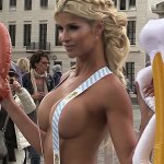 Bionda sexy nuda in piazza