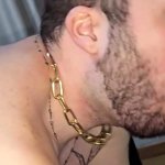 Branquinho tatuado mamando e dando pro dotado na cama COMPLETO NO RED