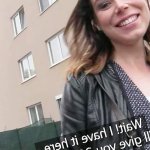 PublicAgent Creampie op de achterbank voor een nat poesje