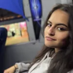 Deze slet pijpte een vreemdeling in een bus