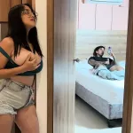 La mia sorellastra entra nella mia stanza senza preavviso... Abbiamo finito per scopare duro