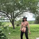 Sabrina Prezotte die Transvestite mit einem groen schwanz besucht den Bauernhof ihrer Kundin und squirtet viel Milch