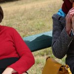 Franse MILF eet haar lunch buiten voordat ze vertrekt met een vreemde en wordt in haar kont geneukt