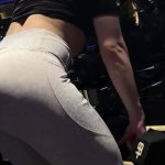 Sappige personal trainer heeft een hete neuk met een sterke man