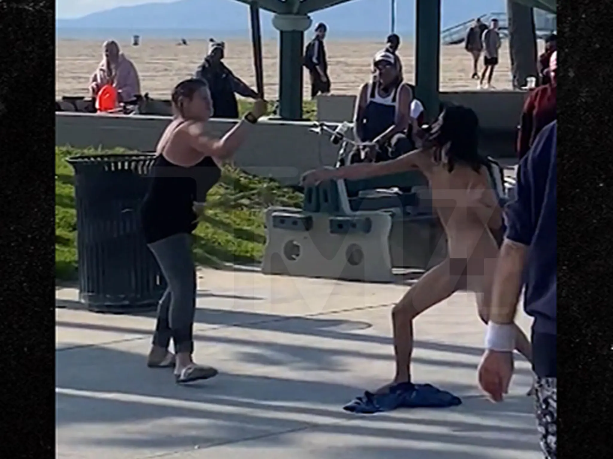 Naked hood fights (photos)