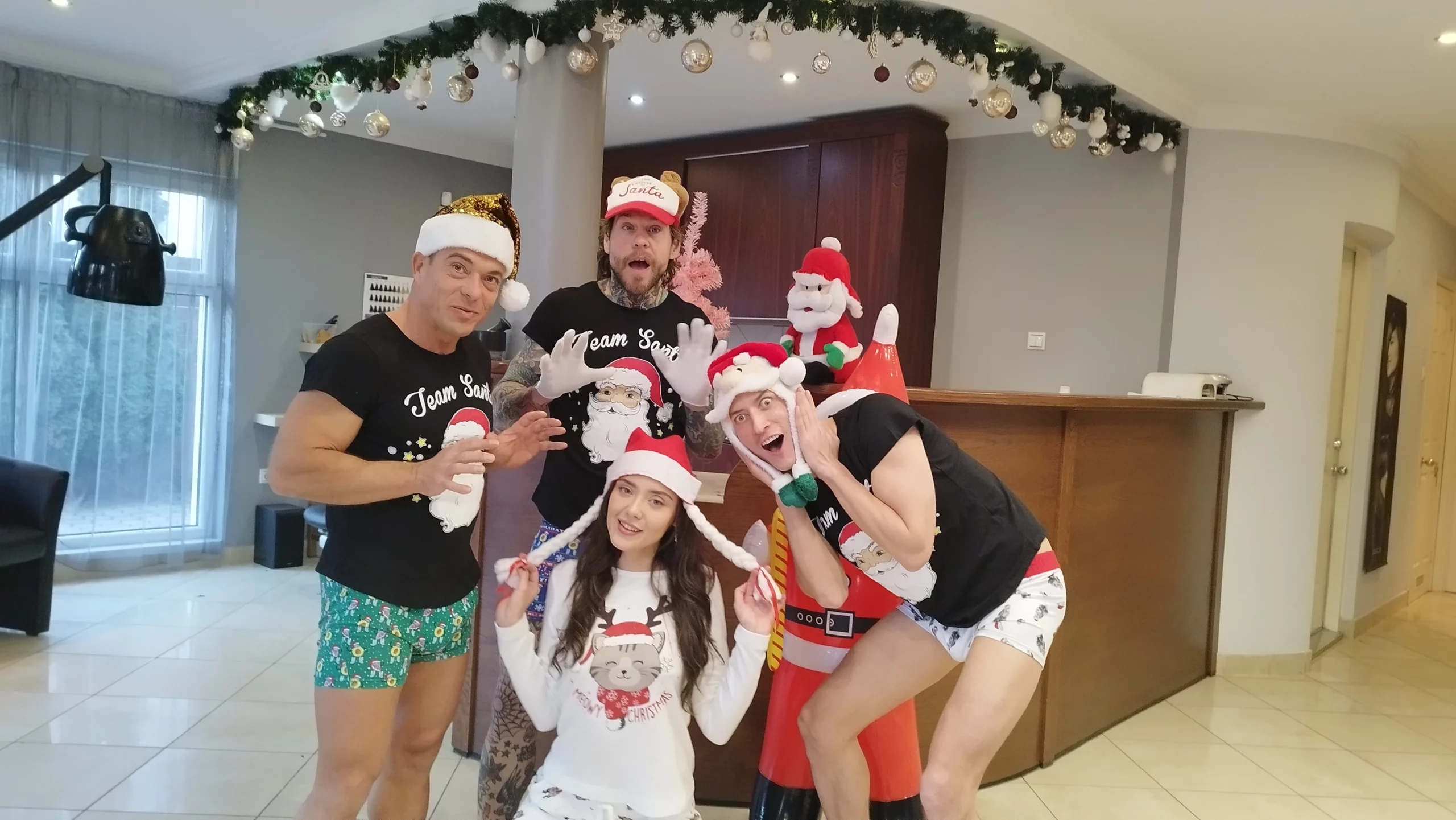 Santa threesome (photos)