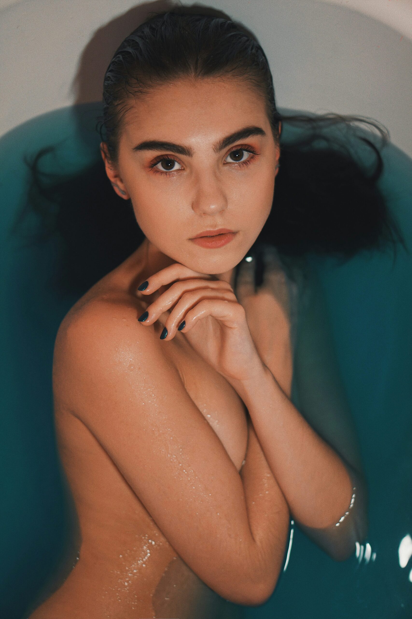 Sexy brunette amateur (photos)