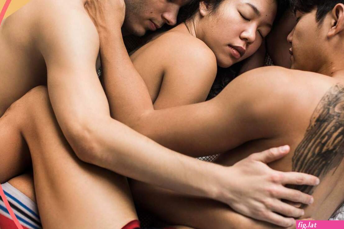 Threesome stranger (photos)